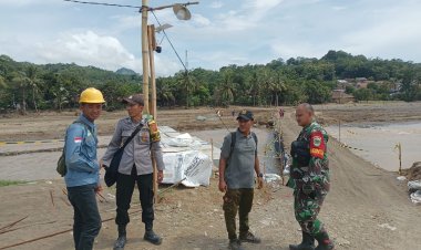 Babinsa Desa Loji Pantau Pembangunan Jembatan Alternatif di Bojong Kopo