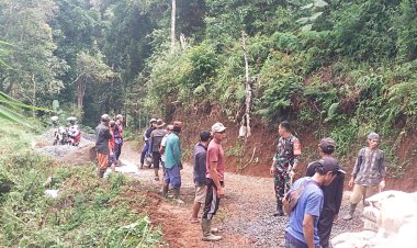 Babinsa Koramil 2201/Cisolok Laksanakan Karya Bakti Bersama Warga Desa Cicadas