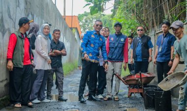 Lama Tak Diperbaiki, Jenal Mutaqin Tinjau Lokasi Jalan Rusak