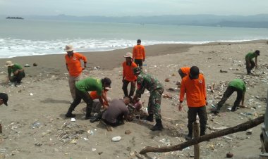Babinsa Koramil 2202/Palabuhanratu Bersama Komunitas Relawan Gelar Aksi Bersih Pantai Ciparuguran
