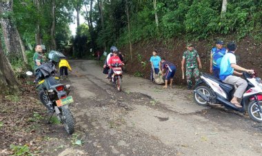 Babinsa Koramil 2205/Kalapanunggal Gelar Kegiatan Bhakti Bersama Warga