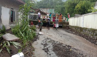 Babinsa Koramil 2202/Palabuhanratu Gelar Aksi Bakti Sosial Pembersihan Sungai Bersama Warga