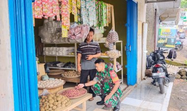 Babinsa Koramil 2208/Nyalindung Laksanakan Monitoring Harga Sembako di Pasar Nyalindung