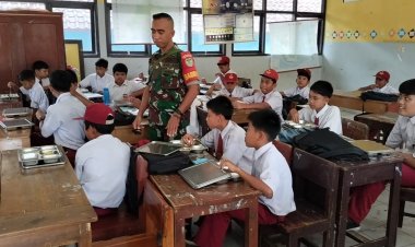 Babinsa Koramil 2213/Jampangkulon Dampingi Kegiatan Makan Bergizi Gratis di SDN Sekarsari