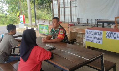 Babinsa Koramil 2215/Ciemas Tingkatkan Kemanunggalan dengan Rakyat Lewat Komsos