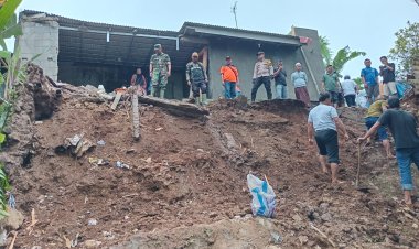 Babinsa Koramil 2206/Parakansalak Evakuasi Rumah Warga di Kampung Cijoglo yang Alami Kerusakan Akibat Hujan Deras
