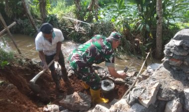 Babinsa Koramil 2204/Cikidang Laksanakan Karya Bakti Rehabilitasi Saluran Irigasi
