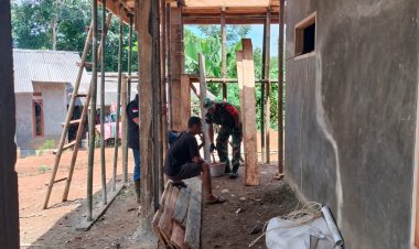 Babinsa Koramil 2209/Lengkong Gotong Royong Bersama Warga Bangun Masjid