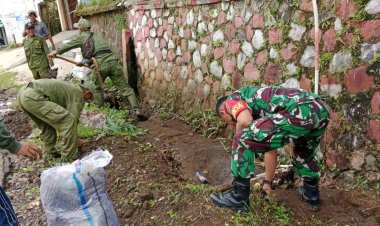 Babinsa Koramil 2208/Nyalindung Laksanakan Karya Bakti Bersihkan Gorong-Gorong