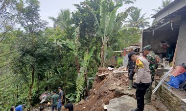 Babinsa Koramil 2206/Parakansalak Tinjau Rumah Warga Roboh Akibat Hujan Deras