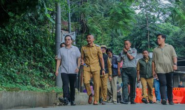Jenal Mutaqin dan Komisi IV DPRD Jabar Tinjau Lokasi Longsor di Batutulis
