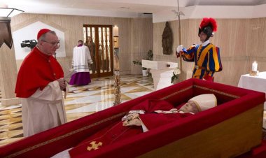 Jasad Paus Fransiskus Di Dalam Peti Kayu Sederhana