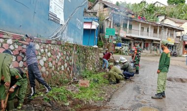 Babinsa Koramil 2208/Nyalindung Laksanakan Karya Bakti Pembersihan Parit