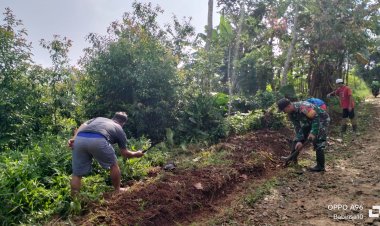 Babinsa Koramil 2210/Pabuaran Laksanakan Karya Bakti Bersama Warga