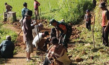 BABINSA KORAMIL 2207/JAMPANG TENGAH GELAR KARYA BAKTI BERSAMA WARGA DESA CITAMIANG