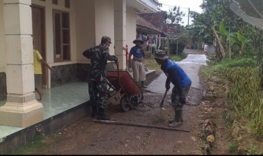 Babinsa Koramil 2209/Lengkong Laksanakan KARBAK Bersama Warga