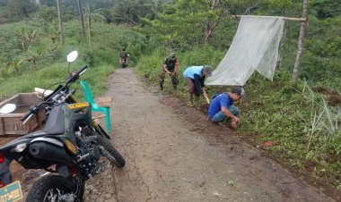 Babinsa Koramil 2205/Kalapanunggal Laksanakan Kegiatan Karya Bakti Bersama Warga