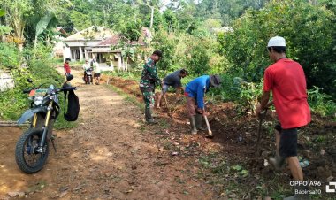 Babinsa Koramil 2210/Pabuaran Laksanakan Karya Bakti Bersama Warga
