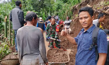 Babinsa Desa Loji Bersama Warga Gelar Kegiatan Karbak Bersihkan Material Longsor