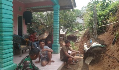 Babinsa Koramil 2206/Parakansalak Laksanakan Komsos dengan Warga