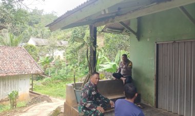 Babinsa Koramil 2210/Pabuaran Laksanakan Komsos Bersama Warga Desa Bantarsari