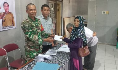 Babinsa Koramil 2201/Cisolok Dampingi Penyaluran BLT Dana Desa di Cisolok