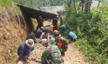 Babinsa Koramil 2209/Lengkong Gelar Karya Bakti Perbaikan Jalan Bersama Warga