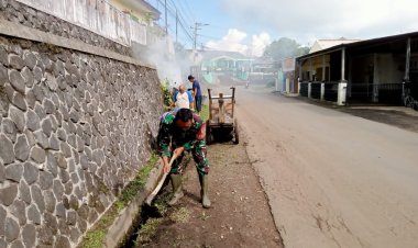 Babinsa Koramil 2205/Kalapanunggal Laksanakan Kegiatan Karya Bakti Bersama Warga