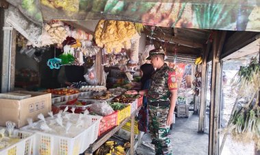 Babinsa Koramil 2208/Nyalindung Monitoring Harga Sembako di Pasar Wilayah Nyalindung