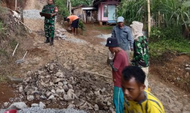 Babinsa Koramil 2202/Palabuhanratu Gelar Karya Bakti Pengaspalan Jalan di Desa Cihaur