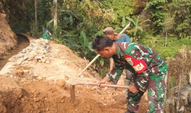Babinsa Koramil 2201/Cisolok Laksanakan Karya Bakti di Desa Cirendang
