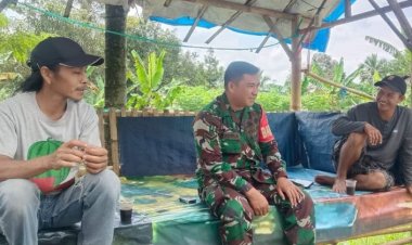 Babinsa Koramil 2206/Parakansalak Laksanakan Komsos dengan Warga Desa Sukakersa