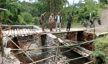 Babinsa Koramil 2209/Lengkong Laksanakan Monitoring Pembangunan Jembatan