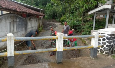 Babinsa Koramil 2202/Palabuhanratu Laksanakan Karya Bakti Pembersihan Sungai Bersama Warga