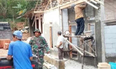 Babinsa Koramil 2206/Parakansalak Gelar Kegiatan Karbak Perbaiki Dapur Warga