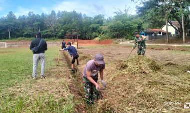Babinsa Koramil 2210/Pabuaran Gelar Karya Bhakti Bersama Warga