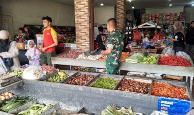 Babinsa Koramil 2205/Kalapanunggal Laksanakan Pengecekan Harga Sembako di Pasar Tradisional