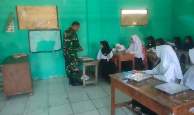 Babinsa Koramil 2201/Cisolok Dampingi Distribusi Makanan Bergizi di SDN Cileungsing