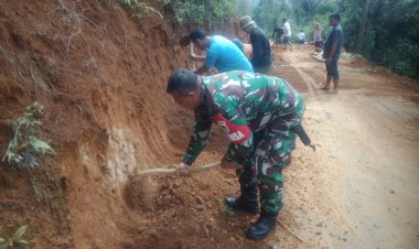 Babinsa Koramil 2204/Cikidang Gelar Bakti TNI Bersama Warga di Desa Cikarae Thoyibah
