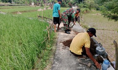Babinsa Koramil 2202/Palabuhanratu Laksanakan Kegiatan Bakti Bersama Warga Desa Cibodas