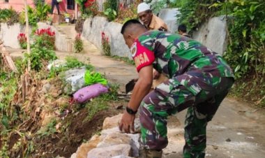 Babinsa Koramil 2206/Parakansalak Laksanakan Kegiatan Bhakti Perbaikan Jalan di Desa Bojonglongok