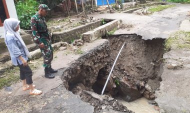 Babinsa Koramil 2202/Palabuhanratu Laksanakan Kegiatan Bakti Cek Jalan Amblas di Desa Citarik
