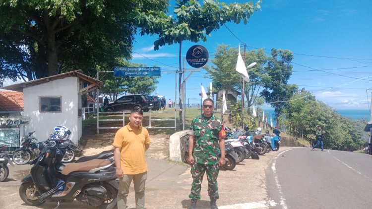 Babinsa Koramil 2215/Ciemas Laksanakan Pengamanan Jalur Wisata Puncak Darma