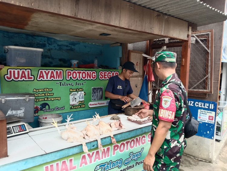 Babinsa Koramil 2205/Kalapanunggal Laksanakan Pengecekan Harga Sembako