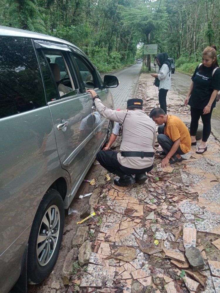 Kapolsek Malingping Polres Lebak Bantu Wisatawan Saat Ban Mobil Bocor