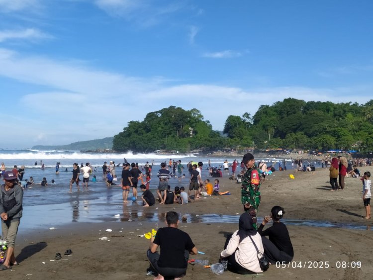 Babinsa Koramil 2201/Cisolok Laksanakan Pemantauan di Pantai Karang Hawu