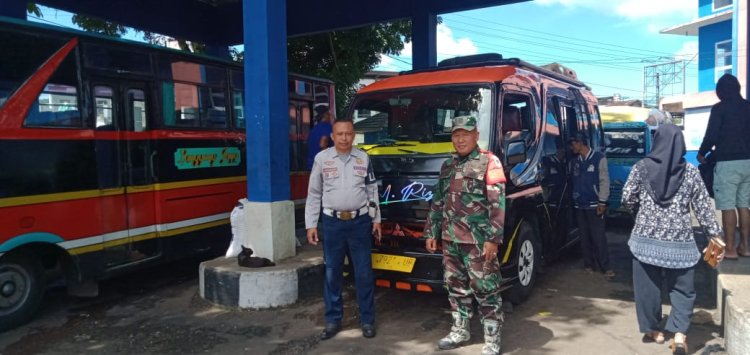Babinsa Koramil 2211/Sagaranten Laksanakan Monitoring Arus Balik di Terminal Sagaranten