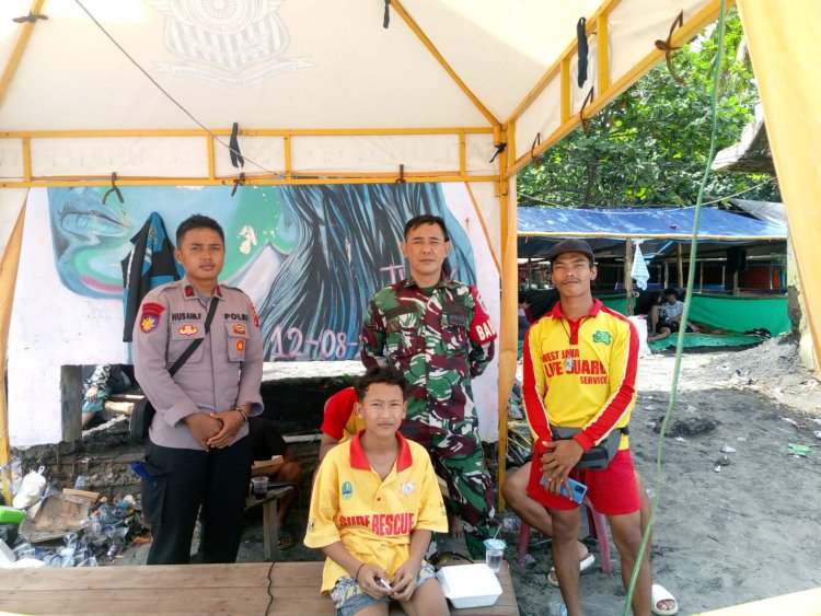 Babinsa Koramil 2201/Cisolok Laksanakan Pemantauan di Pantai Karang Hawu