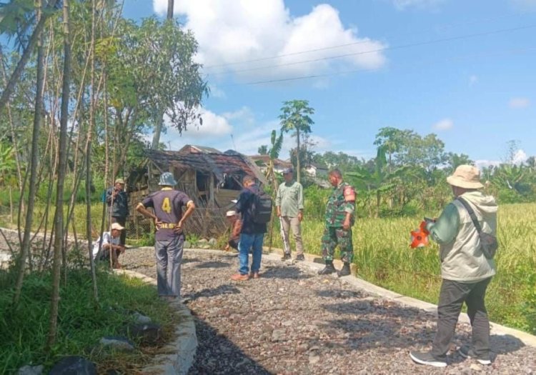 Babinsa Koramil 2207/Jampangtengah Dampingi Pengecekan dan Pengukuran Jalan Pertanian di Desa Cimerang