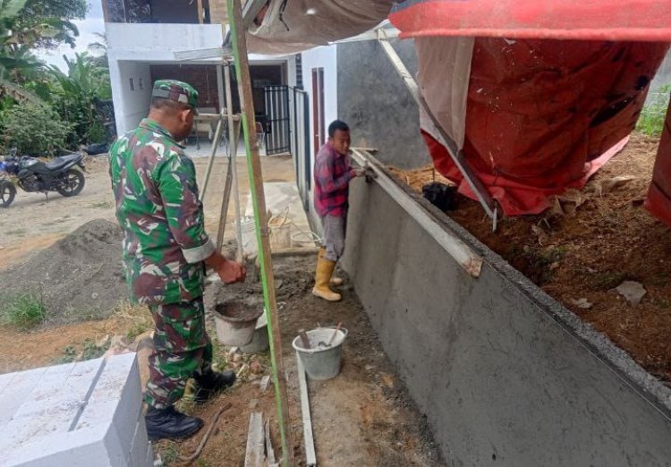 Babinsa Koramil 2205/Kalapanunggal Laksanakan Kegiatan Bhakti TNI Bersama Warga